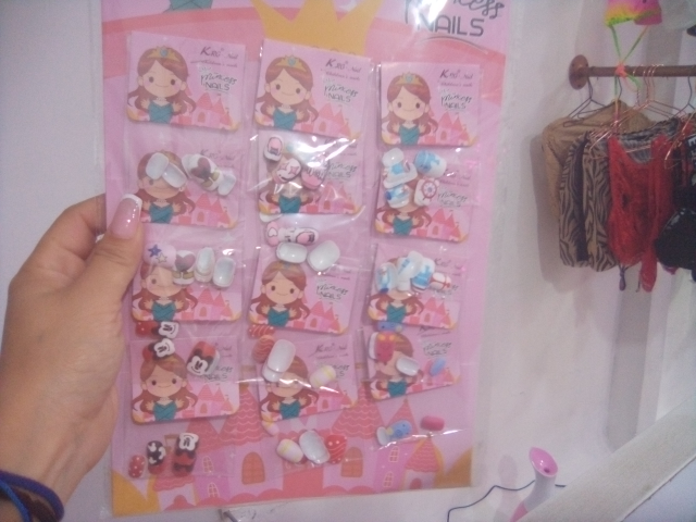Unas postizas nina