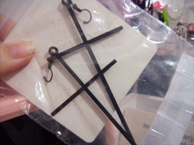 pendientes largos cruzadp negro