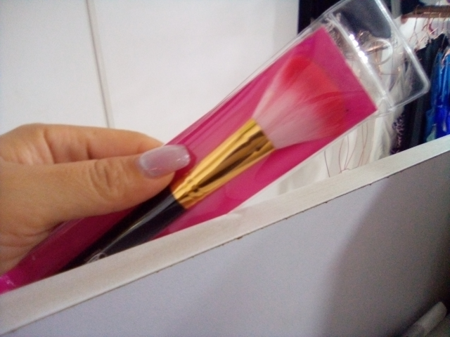 brocha para rubor con diseno rosa