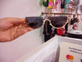 gafas negras con montura dorada