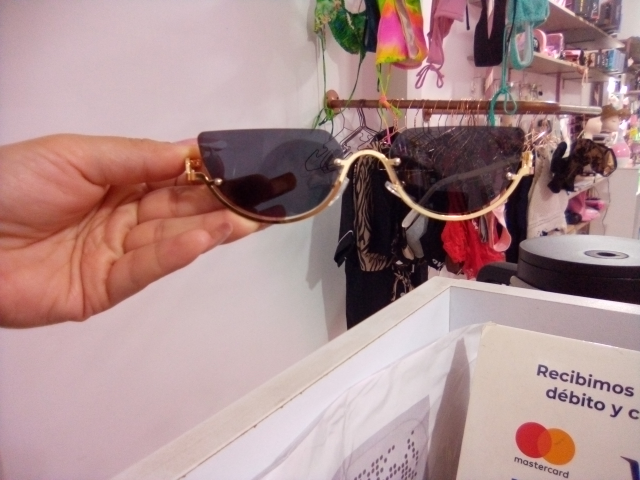 gafas negras con montura dorada