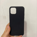 Funda negra corrugada iPhone 12