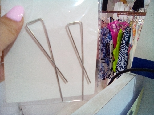 aretes con barra larga geometrica plateados