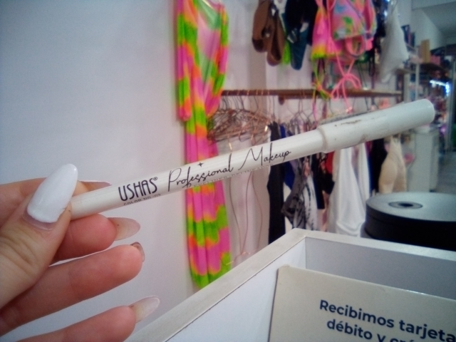 Ushas delineador blanco
